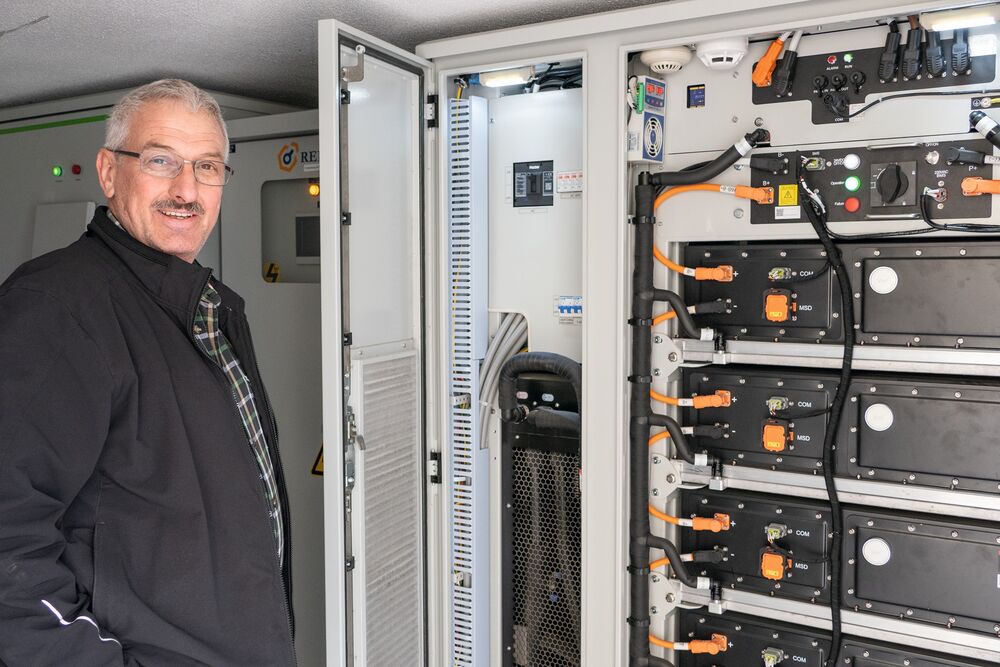 Peter Kistler nutzt die Lithium-Eisen-Phosphat-Batterie, um hohen Strompreisen auszuweichen und teure Spitzenlasten zu decken. 